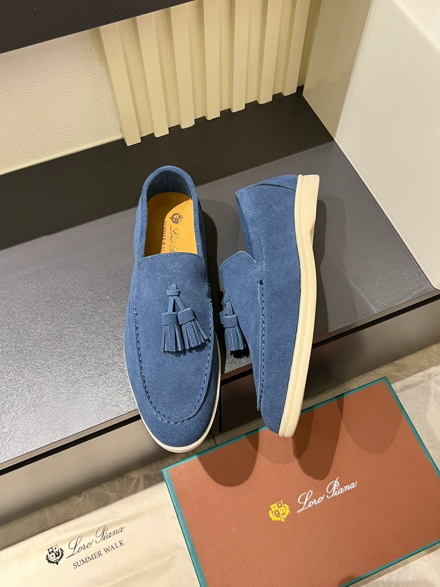 Men's shoes 💰p360 "Loro men's shoes 💰pian'*" Classic L men's shoes for couples 💰p Top version British flat loafers, a must-have item in old money style, the minimalist design is eye-catching and durable, a plus point for dressing The soft foot feel and texture are outstanding. They don’t scratch your feet and are very nice. They are matched with soft and waxy soles. They can be worn daily for a long time without getting tired. They are easy to wear, versatile and classic items, with perfect foot feel and texture! Imported cashmere fabric, the lining is made of imported A-grade water-dyed cow lining, the top version of the genuine leather midsole is sewn with pure handmade mark thread! Size: Female 35-40 (34. Customized) Male 38-44 (45.46. Customized)